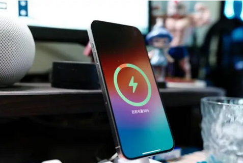 永修苹果15换屏服务分享用什么充电器给iPhone15充电更好 